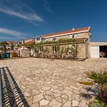 Beautiful Apartment In Vir With Wifi