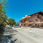 2 Bedroom Gorgeous Apartment In Bosana