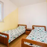 Gorgeous Apartment In Rtina With Wifi