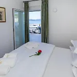 Cozy Home In Komarna With Jacuzzi