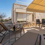 1 Bedroom Awesome Apartment In Petrcane