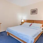 Cozy Apartment In Turanj With House Sea View