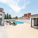Beautiful Home In Zadar With Kitchen