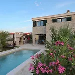 Villa Stella With Heated Swimming Pool
