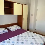 Two Bedroom Apartment Ivana - 150 M From The Beach