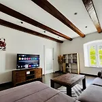 Lili Mar, 2-Bedroom Apartment With Private Parking
