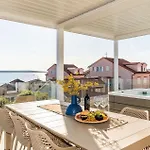 Cozy Apartment In Mandre With Wifi