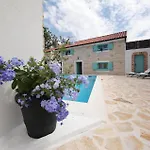 Awesome Home In Donje Rastane