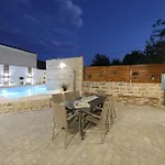 Awesome Home In Donje Rastane