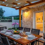 Villa Holiday Home Bodula
