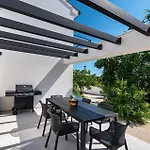 Villa Black Wood
