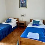 Quaint 2 Bedroom Apartment