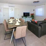 Amazing Apartment In Mandre With Jacuzzi