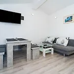 Cozy Apartment In Bibinje With Wifi