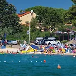 Cozy Apartment In Sveti Filip I Jakov With Wifi