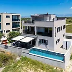 Villa Beverly Hills, Heated Pool, Jacuzzi, 12 People