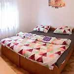 Cozy Apartment In Srb With Wifi