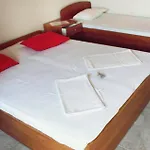 Beautiful Apartment In Povljana With Wifi