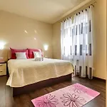 Countyside Retreat Six Bedroom Villa With Pool