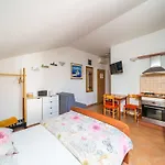 Apartments Senjo - Studio Apartment With Balcony And Garden View Apartman 5