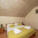 Apartment Desin - Three Bedroom Apartment With Terrace And Garden View