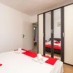 Apartment Desin - Three Bedroom Apartment With Terrace And Garden View