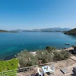 Spacious And Cozy Seafront Apartments