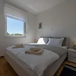 Sunshine Apartment Complex With A Pool By The Beach - Mandre, Pag