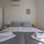 Sunshine Apartment Complex With A Pool By The Beach - Mandre, Pag