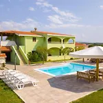 Wohnung In Ljubac Mit Gemeinschaftlichem Pool