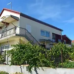 Modernes Appartement Mit Terrasse