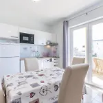 Nice Apartment In Povljana With Kitchen