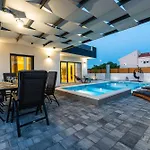 Villa Jomani With Heated Pool