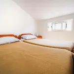 4 Bedroom Beach Front Home In Pupnat