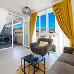 Oyo Deluxe Apartments