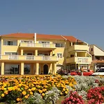 Apartments & Fastfood Riva