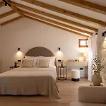 Old Town Olive Luxury Room For 3