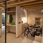 Old Town Olive Studio Apartment