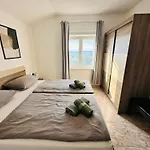 Apartment Schwarz In Petrcane V
