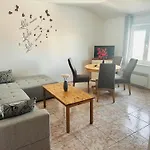 Apartment Schwarz In Petrcane V