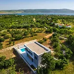 Villa Silente With Pool In A Quit Area