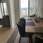 New Modern Apt Near Old Town - Private Parking