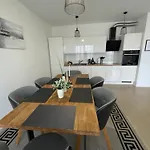 New Modern Apt Near Old Town - Private Parking