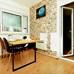 Blue Stone-With Parking, Terrace And Bbq