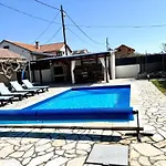 Ferienhaus In Posedarje Mit Grossem Garten