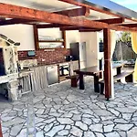 Ferienhaus In Posedarje Mit Grossem Garten