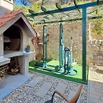 Stunning Home In Novigrad With Kitchen