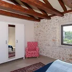 Villa Dvori , Nin