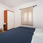 2 Bedroom Beautiful Apartment In Posedarje
