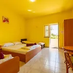 Lovely Apartment In Povljana With Wifi